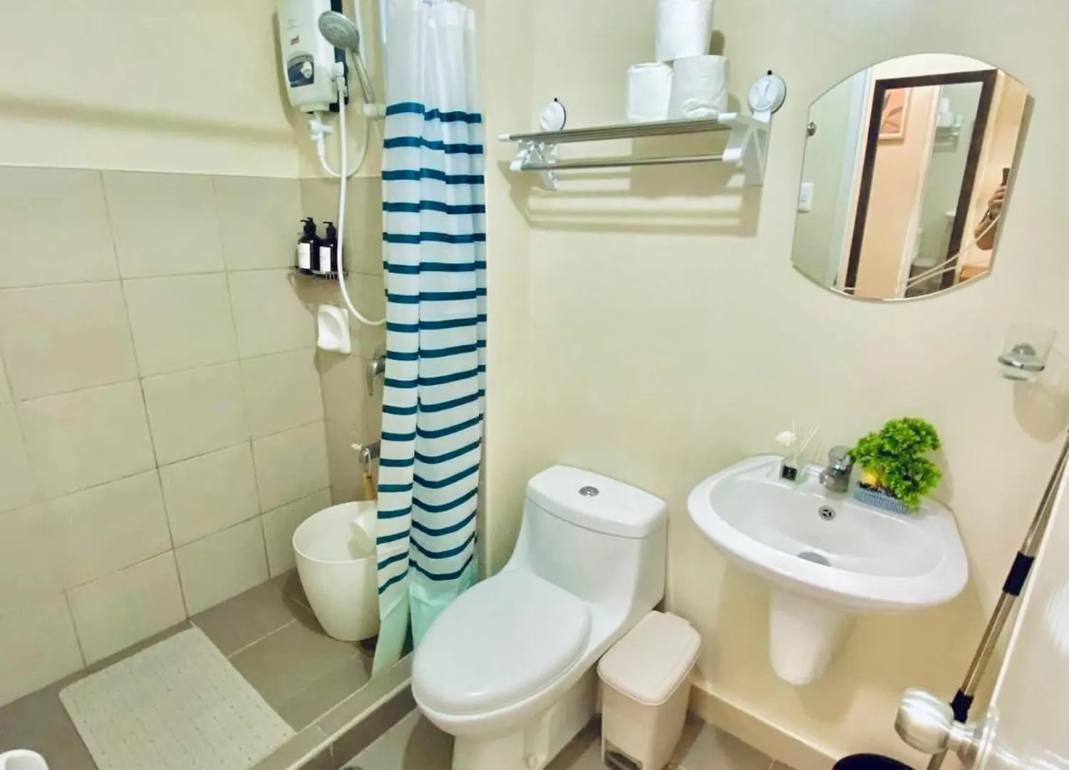 Modern Pool View Studio In Metro Davao City Lägenhet